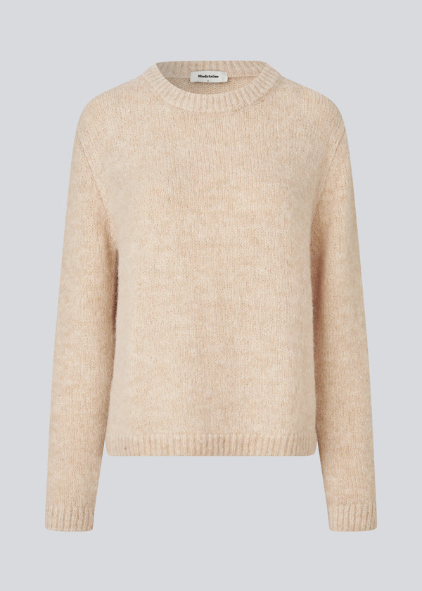 Soft knit in recycled polyester. Philipmd stripe O-neck has long sleeves and a round neckline. The model is 175 cm and wears a size s/36.
