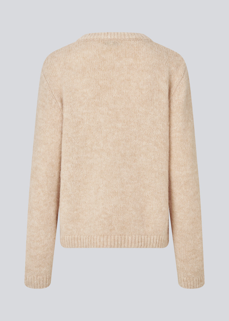 Soft knit in recycled polyester. Philipmd stripe O-neck has long sleeves and a round neckline. The model is 175 cm and wears a size s/36.
