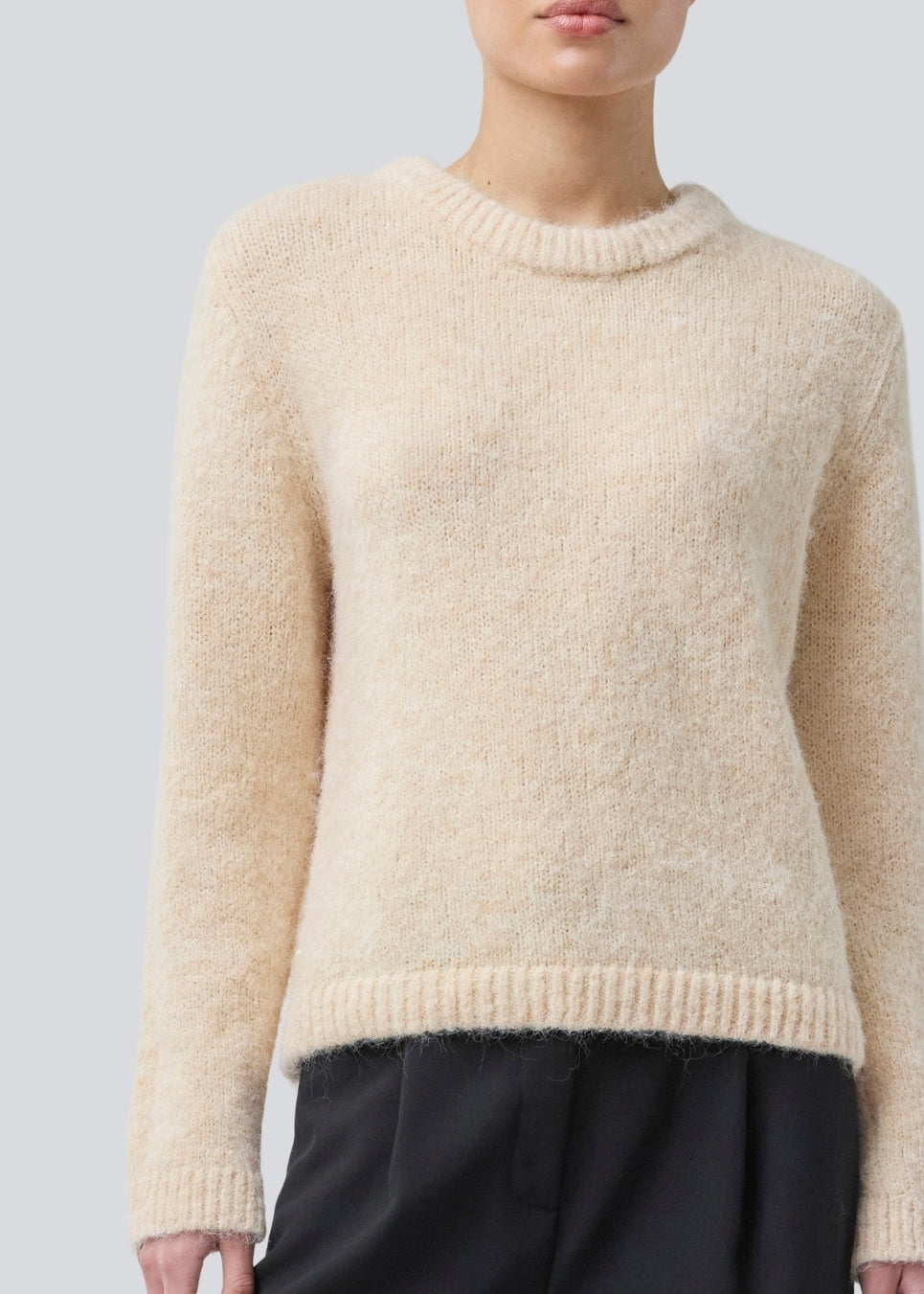 Soft knit in recycled polyester. Philipmd stripe O-neck has long sleeves and a round neckline. The model is 175 cm and wears a size s/36.

