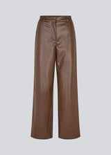 Loose trousers in 100% PU. Pellemd pants have a high waist with elastic and side pockets. The model is 175 cm and wears a size s/36.