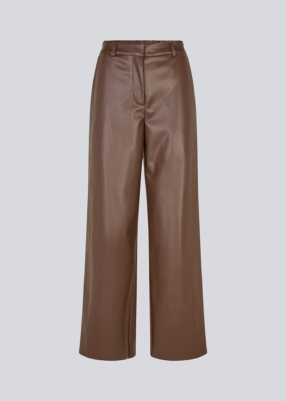 Loose trousers in 100% PU. Pellemd pants have a high waist with elastic and side pockets. The model is 175 cm and wears a size s/36.