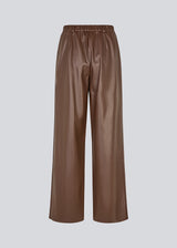 Loose trousers in 100% PU. Pellemd pants have a high waist with elastic and side pockets. The model is 175 cm and wears a size s/36.