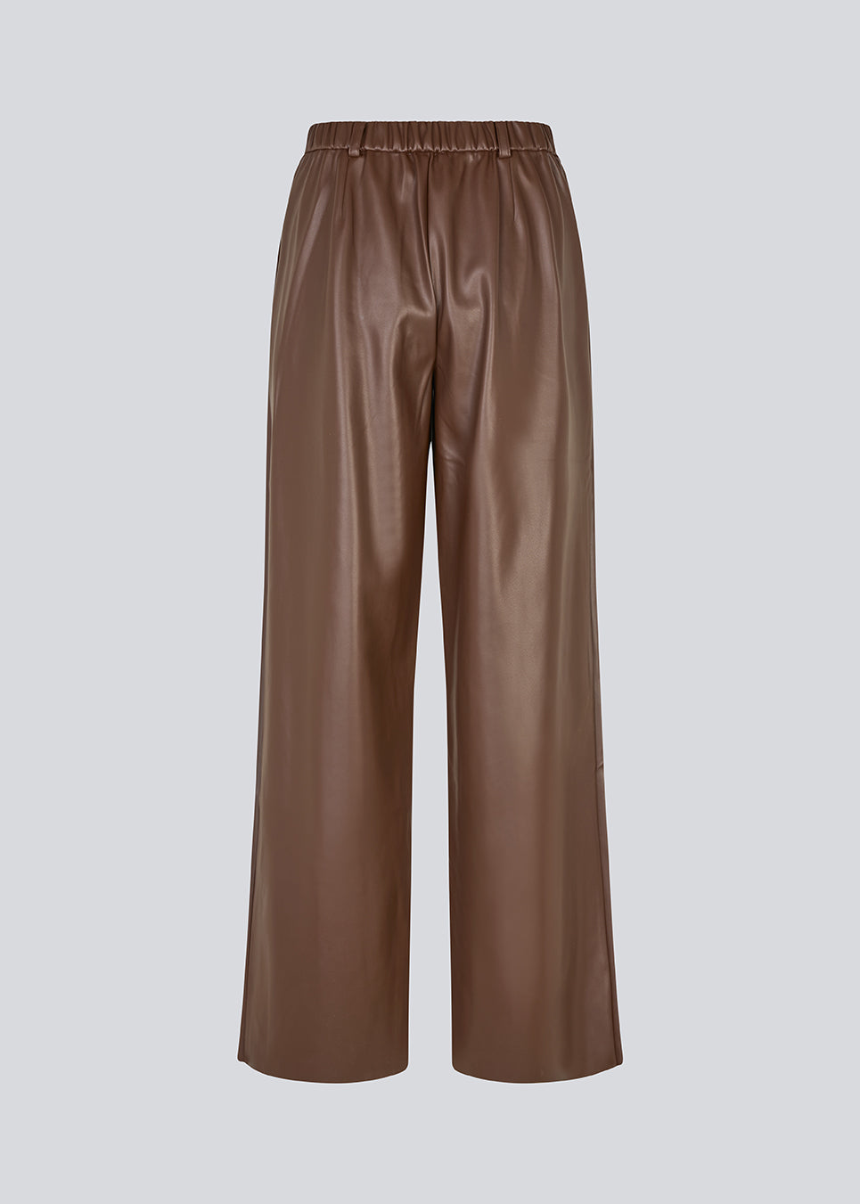 Loose trousers in 100% PU. Pellemd pants have a high waist with elastic and side pockets. The model is 175 cm and wears a size s/36.