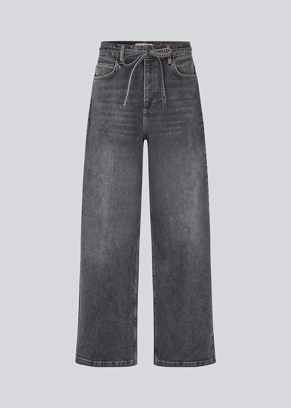 Black jeans with wide legs in cotton denim. IsoldeMD pants has a high waist, front and back pockets, and a tie band at the waist. The model is 175 cm and wears a size S/36.