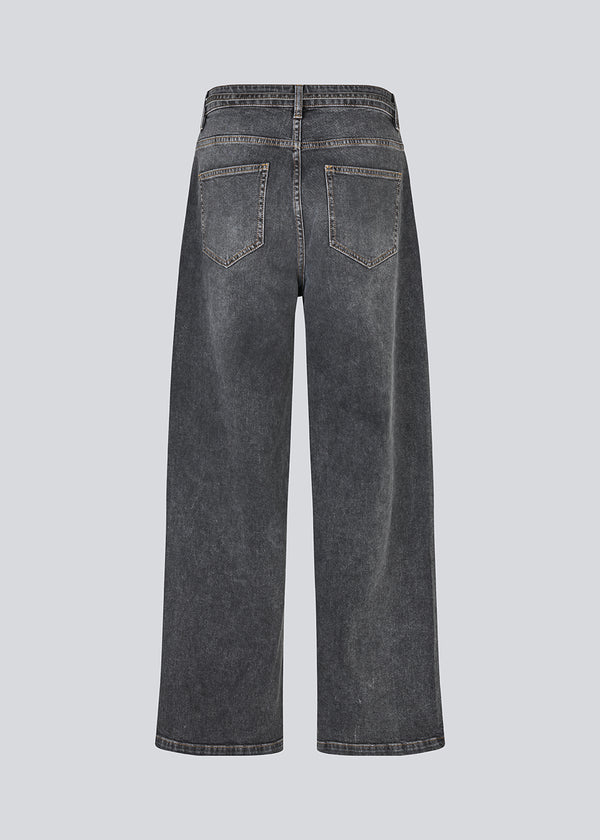 Black jeans with wide legs in cotton denim. IsoldeMD pants has a high waist, front and back pockets, and a tie band at the waist. The model is 175 cm and wears a size S/36.