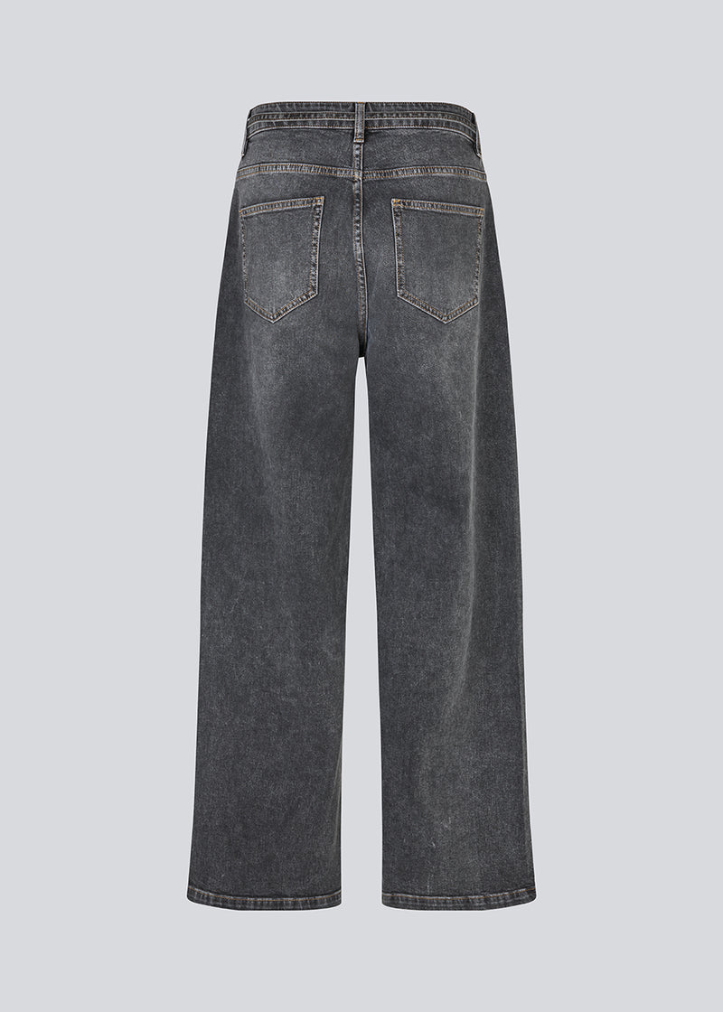 Black jeans with wide legs in cotton denim. IsoldeMD pants has a high waist, front and back pockets, and a tie band at the waist. The model is 175 cm and wears a size S/36.
