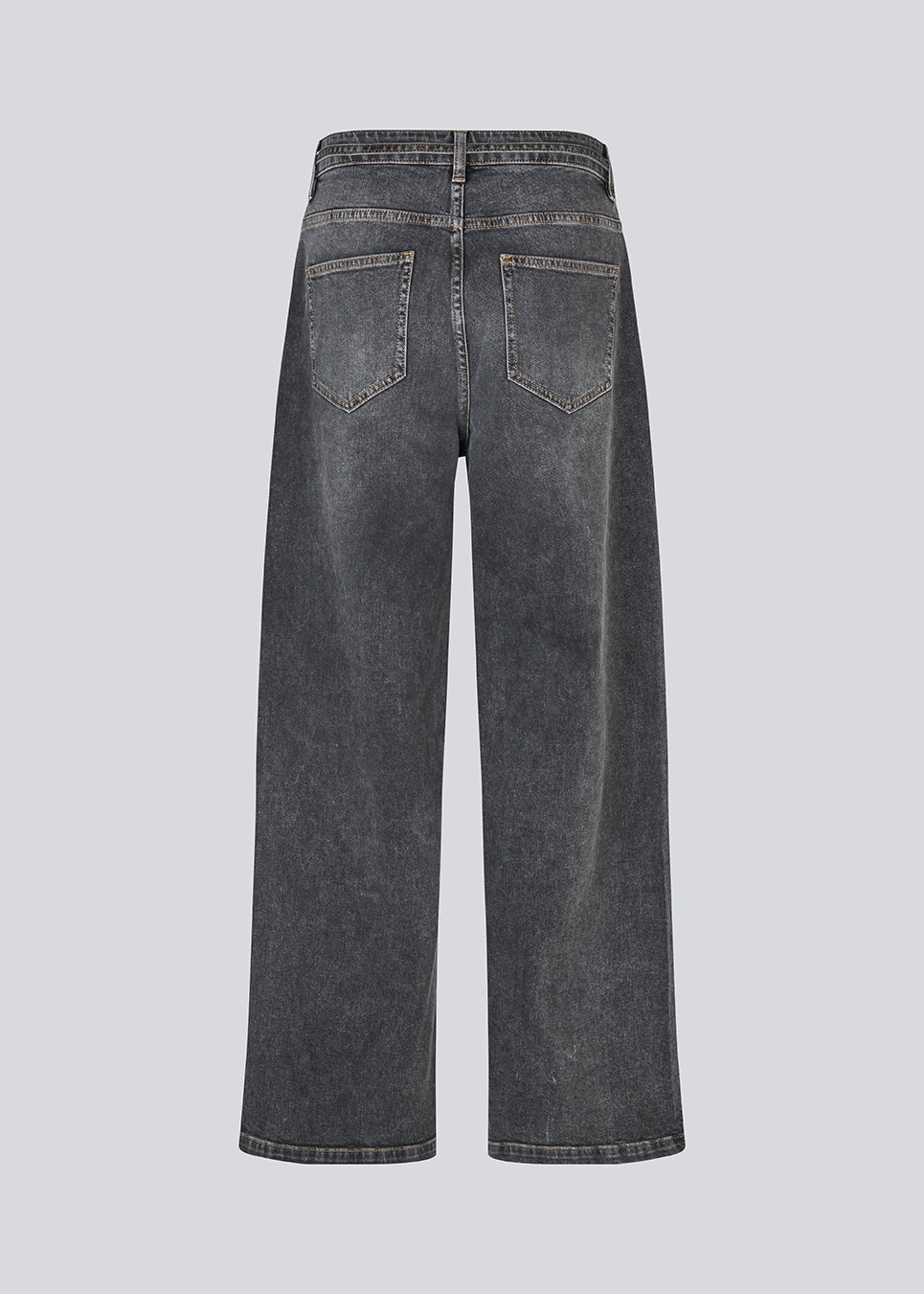 Black jeans with wide legs in cotton denim. IsoldeMD pants has a high waist, front and back pockets, and a tie band at the waist. The model is 175 cm and wears a size S/36.