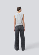 Black jeans with wide legs in cotton denim. IsoldeMD pants has a high waist, front and back pockets, and a tie band at the waist. The model is 175 cm and wears a size S/36.
