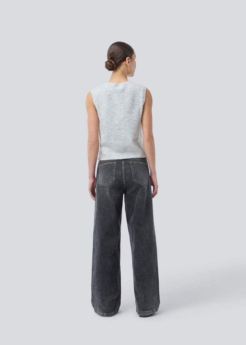 Black jeans with wide legs in cotton denim. IsoldeMD pants has a high waist, front and back pockets, and a tie band at the waist. The model is 175 cm and wears a size S/36.