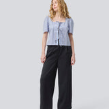 Short-sleeved top with tiband in 100% cotton. TimeMD top has a loose fit, a square neckline, and puff sleeves.