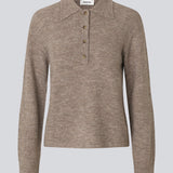 Knitted polo in brown with long, wide sleeves. Treemd polo has a placket closure and 4 buttons.&nbsp;