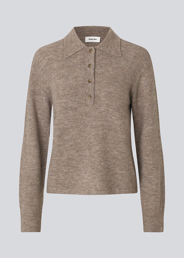Knitted polo in brown with long, wide sleeves. Treemd polo has a placket closure and 4 buttons.&nbsp;