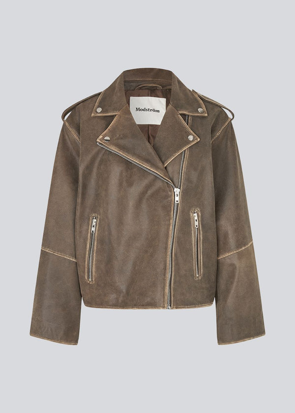 Jacket in soft lamb leather with bias zipper in front, lapels with push buttons and long sleeves with zipper. HullaMD jacket has bias front pockets with zip closure in front. Lined. The model is 175 cm and wears a size S/36.
