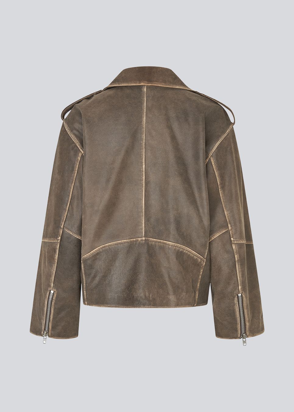 Jacket in soft lamb leather with bias zipper in front, lapels with push buttons and long sleeves with zipper. HullaMD jacket has bias front pockets with zip closure in front. Lined. The model is 175 cm and wears a size S/36.

