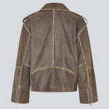 Jacket in soft lamb leather with bias zipper in front, lapels with push buttons and long sleeves with zipper. HullaMD jacket has bias front pockets with zip closure in front. Lined. The model is 175 cm and wears a size S/36.
