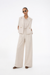 Suit pants in creme with pleats in classic gale material. Galemd wide pants has wide legs and side pockets. The model is 175 cm and wears a size S/36.

Material:
5% Elastane
76% Recycled Polyester
19% Rayon

Lining:
35% Polyester
65% Rayon