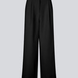 Suit pants in black with pleats in classic gale material. Galemd wide pants have wide legs and side pockets.&nbsp;