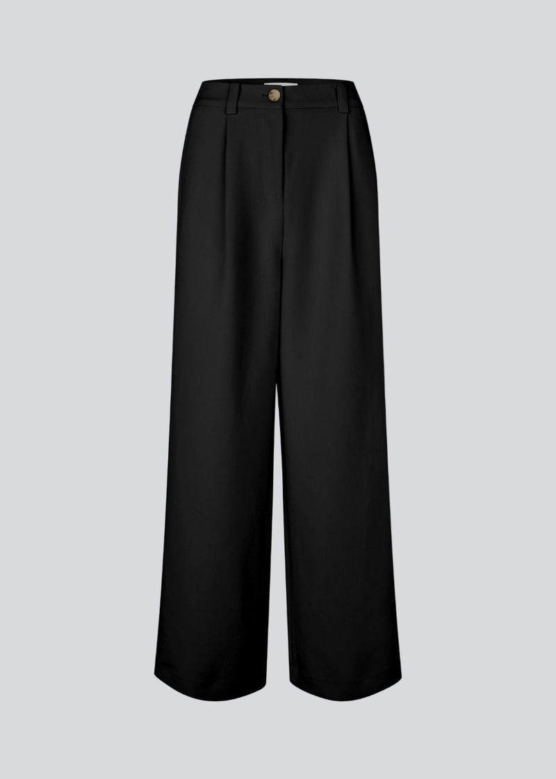 Suit pants in black with pleats in classic gale material. Galemd wide pants have wide legs and side pockets.&nbsp;