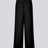 Suit pants in black with pleats in classic gale material. Galemd wide pants have wide legs and side pockets.&nbsp;