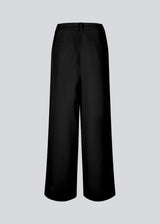 Suit pants in black with pleats in classic gale material. Galemd wide pants have wide legs and side pockets.&nbsp;