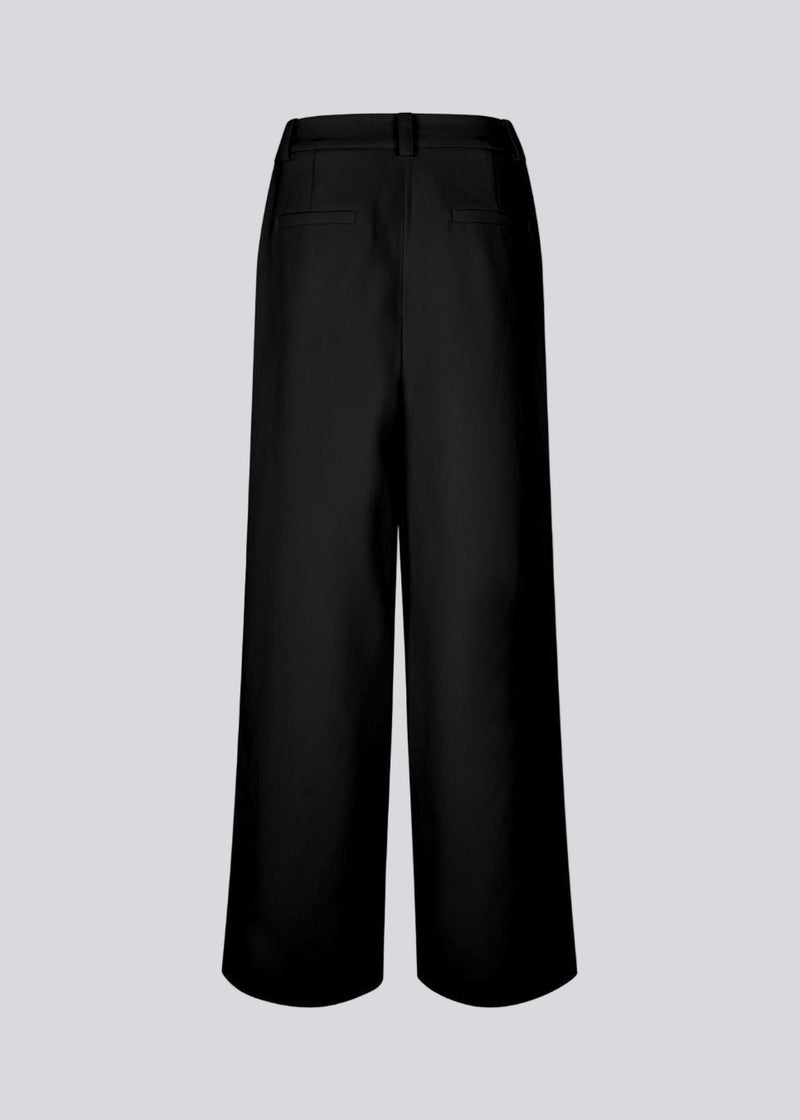 Suit pants in black with pleats in classic gale material. Galemd wide pants have wide legs and side pockets.&nbsp;