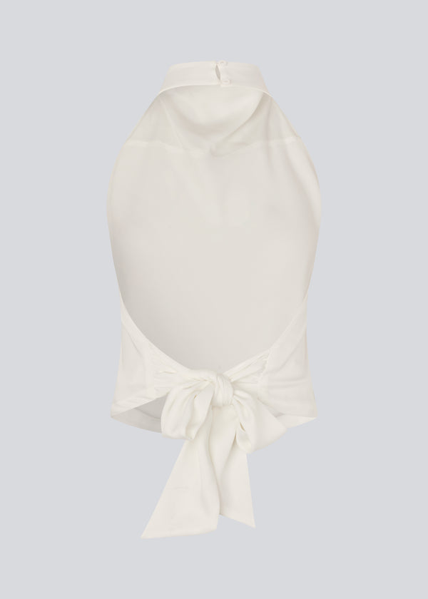 Halternecktop with a tiedetail in satin. Timmiemd top has an open back and a button closure at the neck. The model is 175 cm and wears a size s/36.
