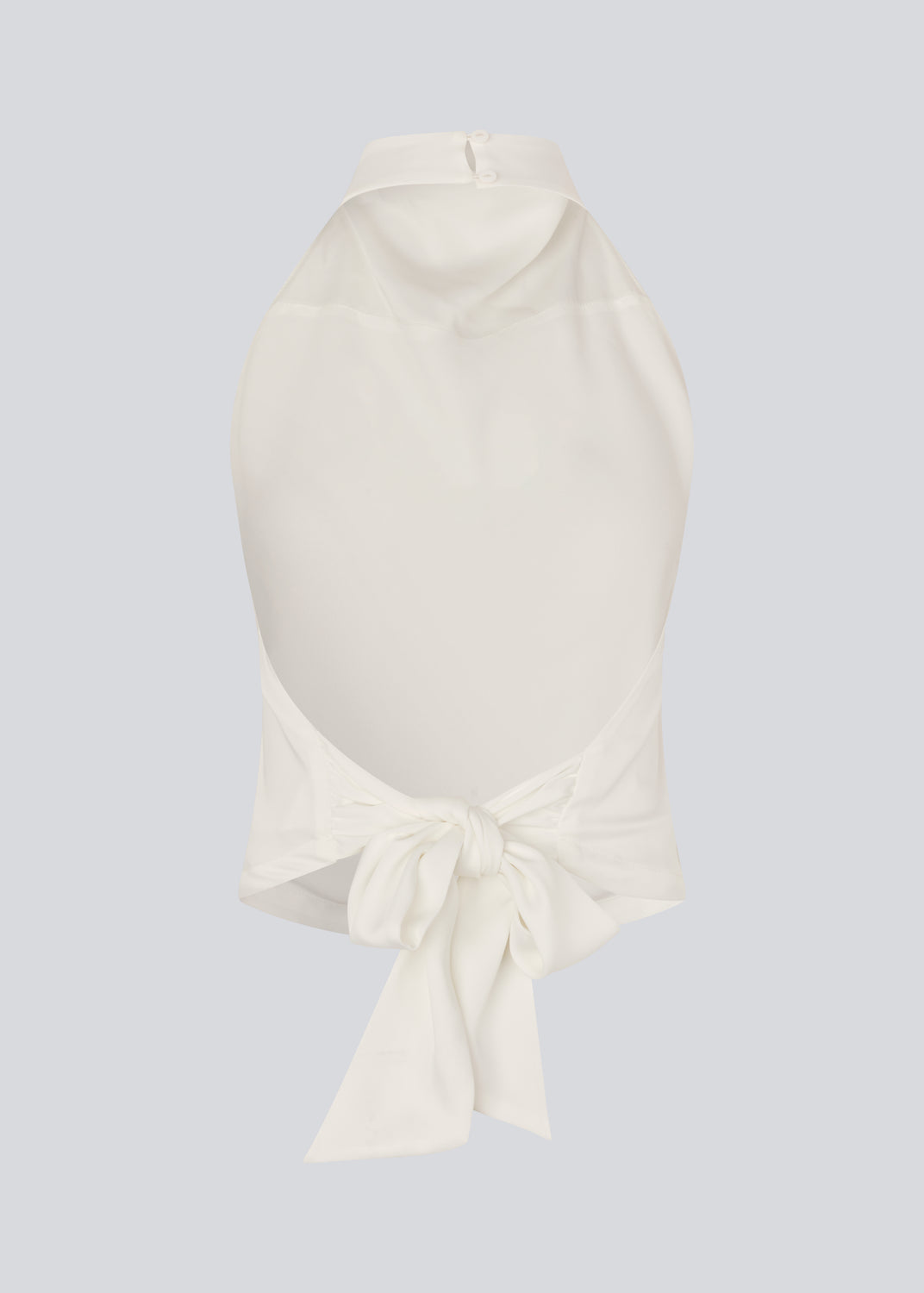 Halternecktop with a tiedetail in satin. Timmiemd top has an open back and a button closure at the neck. The model is 175 cm and wears a size s/36.