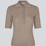 Short-sleeved polo in brown made from 100% rib-knit wool. The HirokiMD SS Polo combines timeless elegance with relaxed comfort. The soft, ribbed texture drapes beautifully on the body, while the collar and button closure allow you to adjust the look.&nbsp;