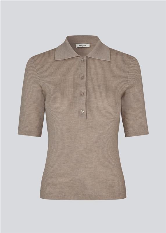 Short-sleeved polo in brown made from 100% rib-knit wool. The HirokiMD SS Polo combines timeless elegance with relaxed comfort. The soft, ribbed texture drapes beautifully on the body, while the collar and button closure allow you to adjust the look.&nbsp;
