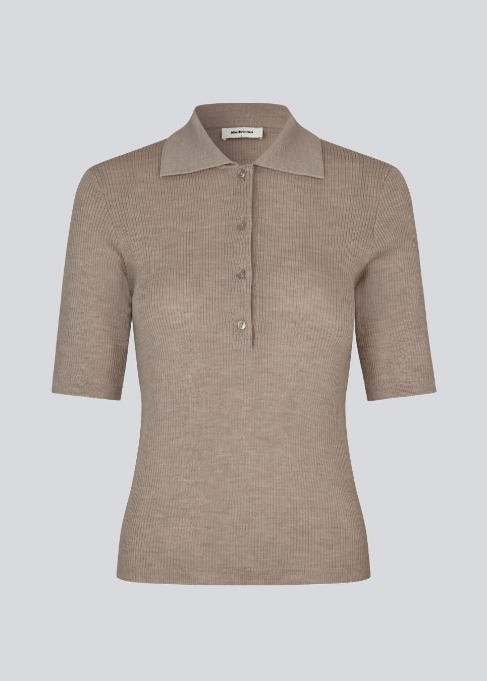 Short-sleeved polo in brown made from 100% rib-knit wool. The HirokiMD SS Polo combines timeless elegance with relaxed comfort. The soft, ribbed texture drapes beautifully on the body, while the collar and button closure allow you to adjust the look.&nbsp;