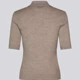 Short-sleeved polo in brown made from 100% rib-knit wool. The HirokiMD SS Polo combines timeless elegance with relaxed comfort. The soft, ribbed texture drapes beautifully on the body, while the collar and button closure allow you to adjust the look.&nbsp;