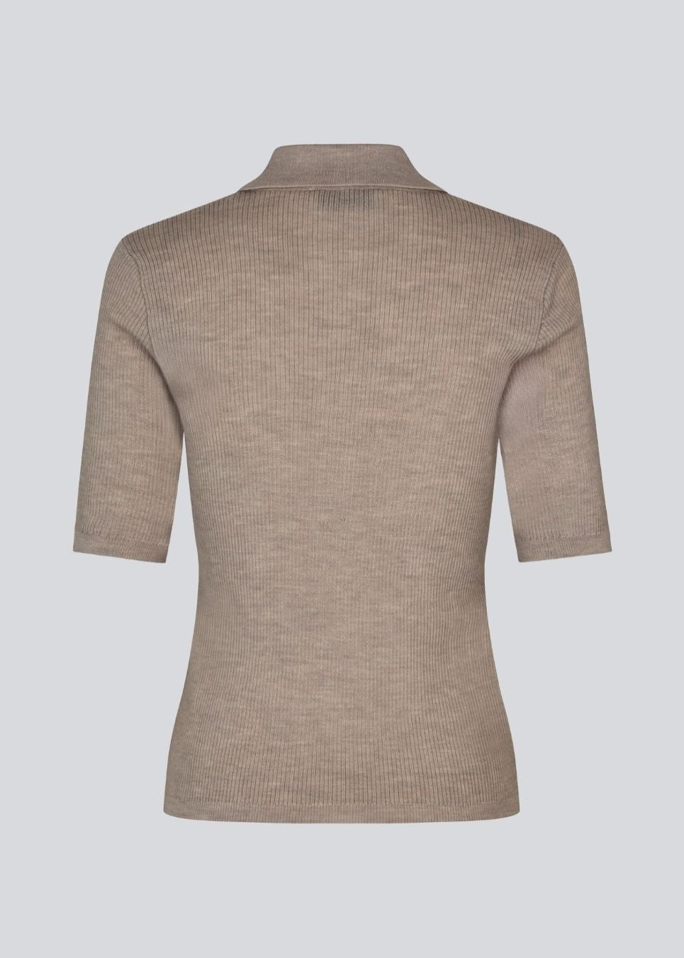 Short-sleeved polo in brown made from 100% rib-knit wool. The HirokiMD SS Polo combines timeless elegance with relaxed comfort. The soft, ribbed texture drapes beautifully on the body, while the collar and button closure allow you to adjust the look.&nbsp;