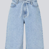 Shorts with wide legs in cotton denim. IsoldeMD long shorts has a high waist, front and back pockets and a tie band at the waist.