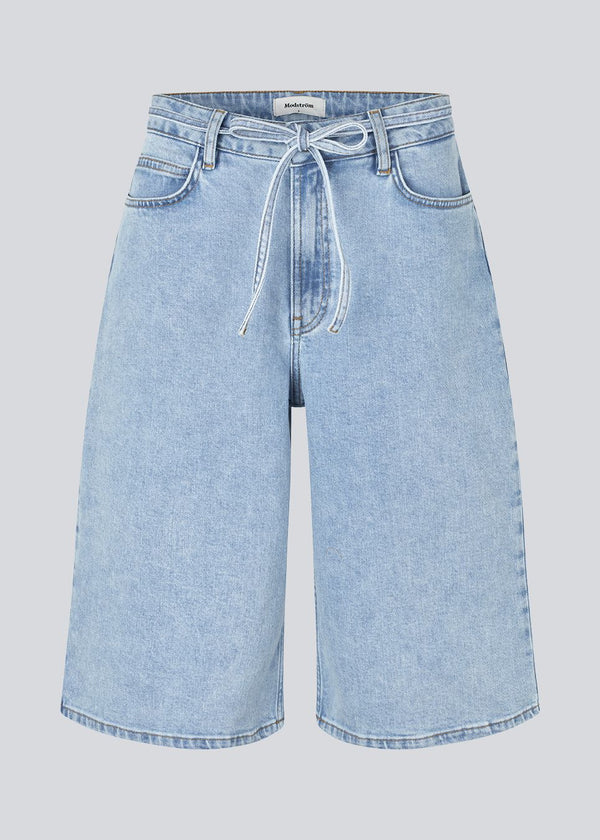 Shorts with wide legs in cotton denim. IsoldeMD long shorts has a high waist, front and back pockets and a tie band at the waist.