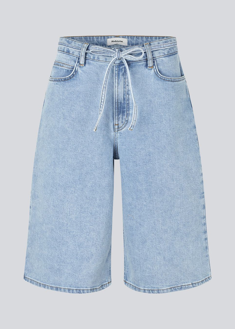 Shorts with wide legs in cotton denim. IsoldeMD long shorts has a high waist, front and back pockets and a tie band at the waist.