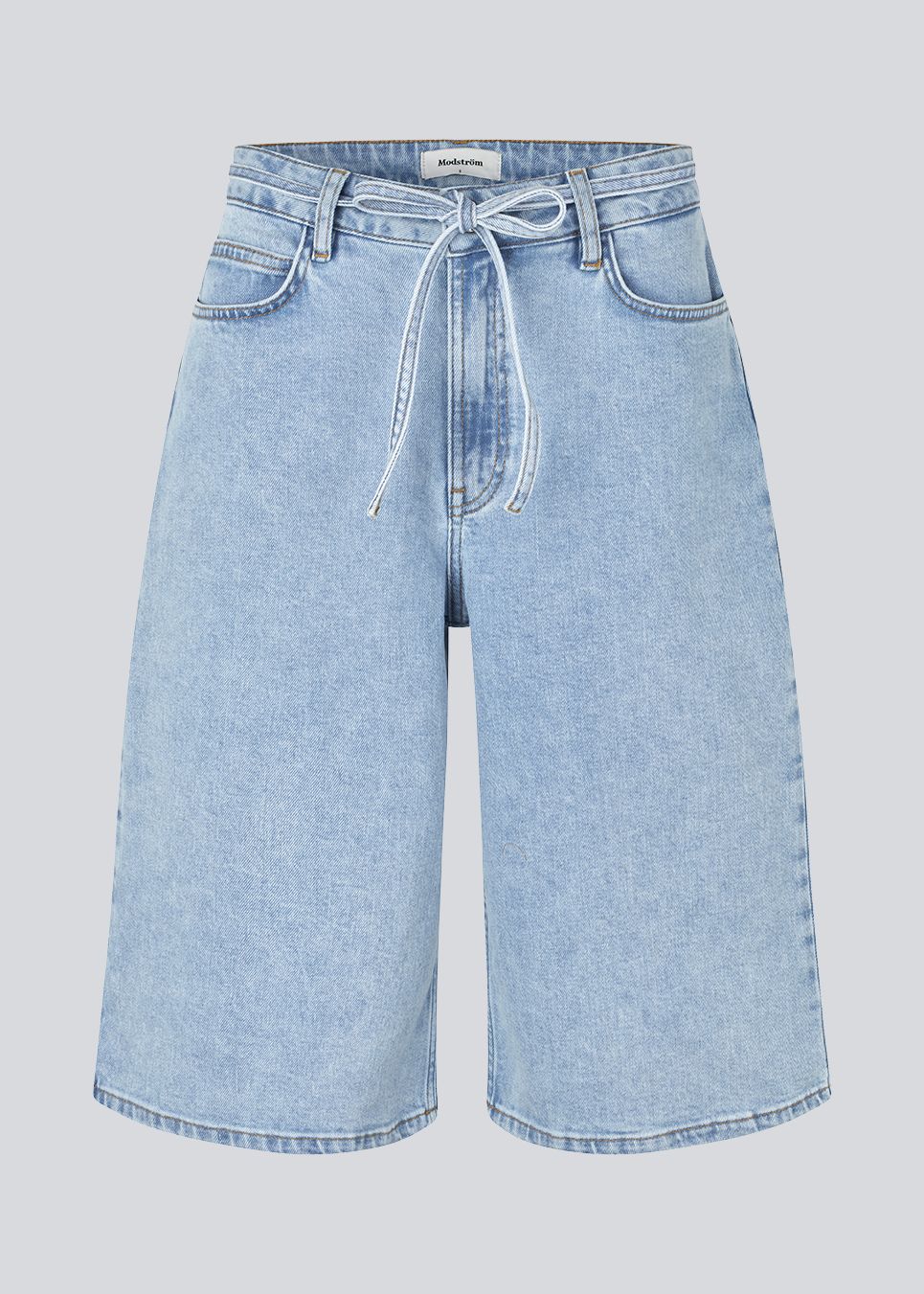 Shorts with wide legs in cotton denim. IsoldeMD long shorts has a high waist, front and back pockets and a tie band at the waist.