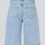 Shorts with wide legs in cotton denim. IsoldeMD long shorts has a high waist, front and back pockets and a tie band at the waist.