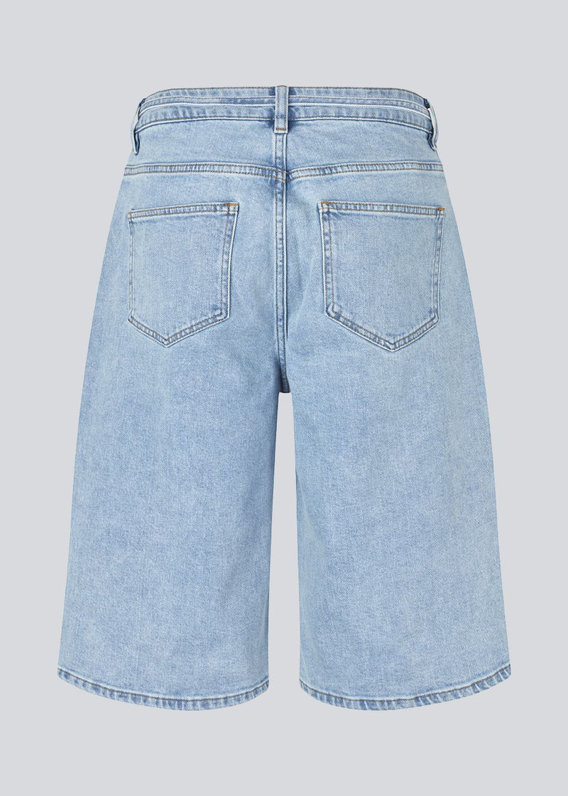 Shorts with wide legs in cotton denim. IsoldeMD long shorts has a high waist, front and back pockets and a tie band at the waist.