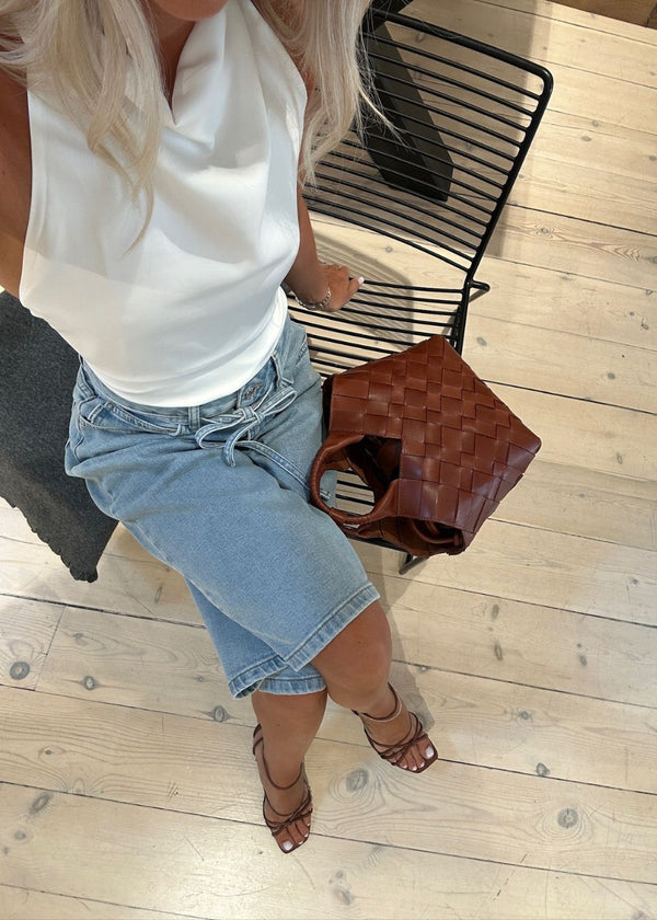 Shorts with wide legs in cotton denim. IsoldeMD long shorts has a high waist, front and back pockets and a tie band at the waist.&nbsp;
