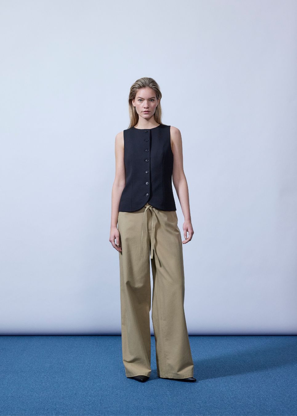 Jeans with wide legs in a cotton denim. IsoldeMD pants has a high waist, front and back pockets and a tie band at the waist. The model is 177 cm and wears a size S/36.