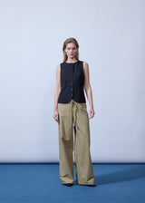 Jeans with wide legs in a cotton denim. IsoldeMD pants has a high waist, front and back pockets and a tie band at the waist. The model is 177 cm and wears a size S/36.