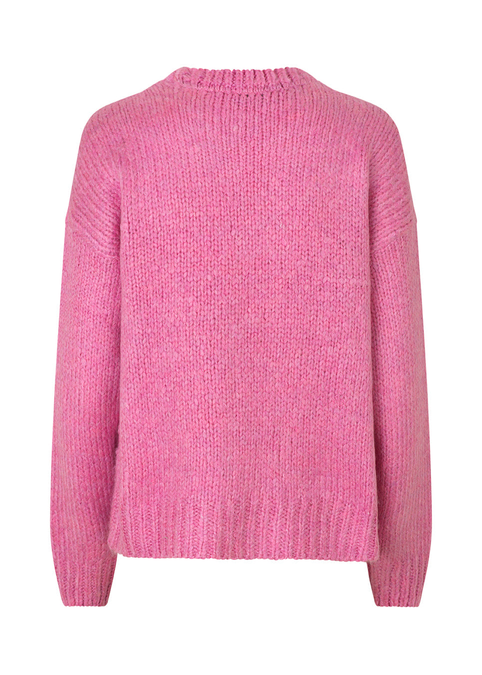 Lækker strik i pink med lange ærmer. Valentia o-neck har ribkant ved både hals, ærmer og bund. Strikken er løs i pasformen, som gør den oplagt at bruge til de kolde dage.