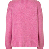 Lækker strik i pink med lange ærmer. Valentia o-neck har ribkant ved både hals, ærmer og bund. Strikken er løs i pasformen, som gør den oplagt at bruge til de kolde dage.