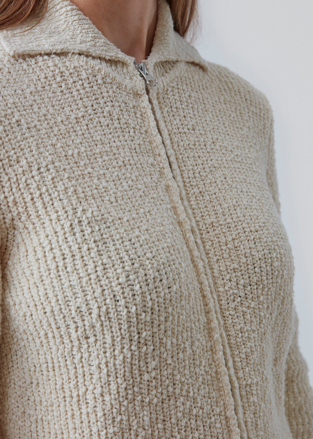 Relaxed cardigan in cotton with collar and zipper, for styling open or closed. Omen cardigan has long sleeves and a wide ribknitted waist. The model is 173 cm and wears a size S/36