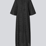 Broderie anglaise bomuldskjole med afslappet fit og brede, albuelange ærmer, og åbning foran med bindebånd. HollynMD dress er med foer.