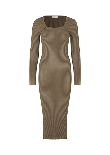 Maxi kjole i stretchy strik med tætsiddende pasform. CateMD dress har lange ærmer og firkantet udskæring i halsen.