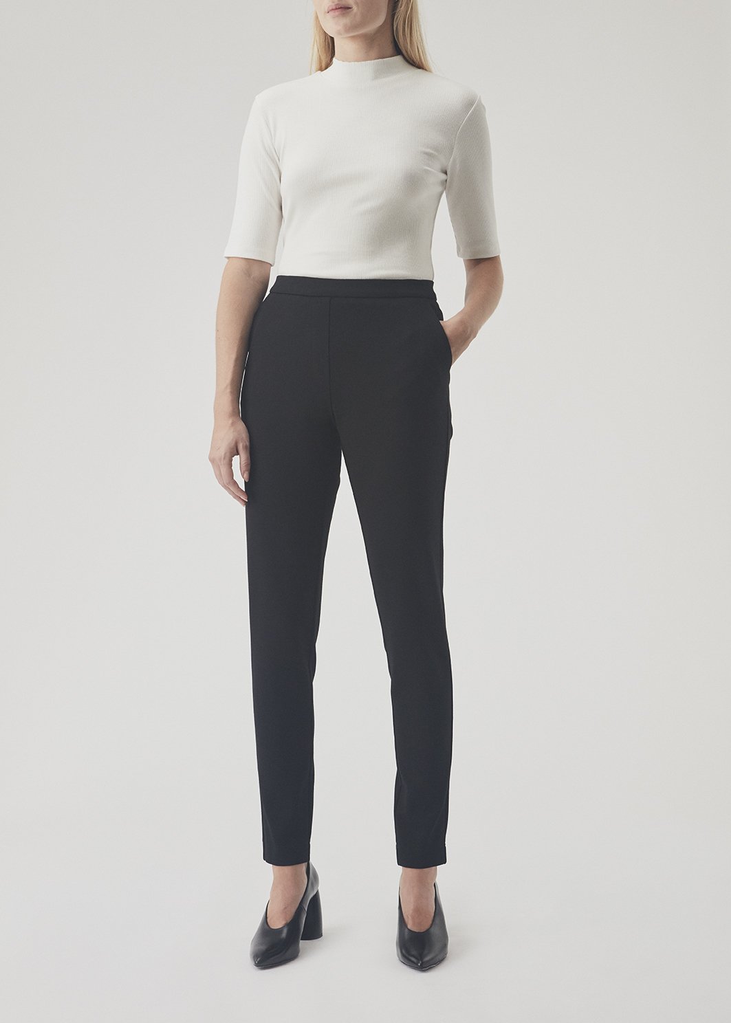 Lækker buks i en blød kvalitet med stretch. Tanny pants er i et enkelt design med syningsdetaljer på front, sidelommer og elastik i talje samt er tætsiddende i pasformen. Indersøm (S/36): 77 cm Bukserne forlænges med 0,5 cm for hver størrelse. Modellen er 174 cm og har en størrelse S/36 på