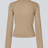 Fine knit jumper in brown in a drapy quality. TomMD o-neck has a slightly cropped length with long, flared sleeves. Ribknit on neckline and hem.