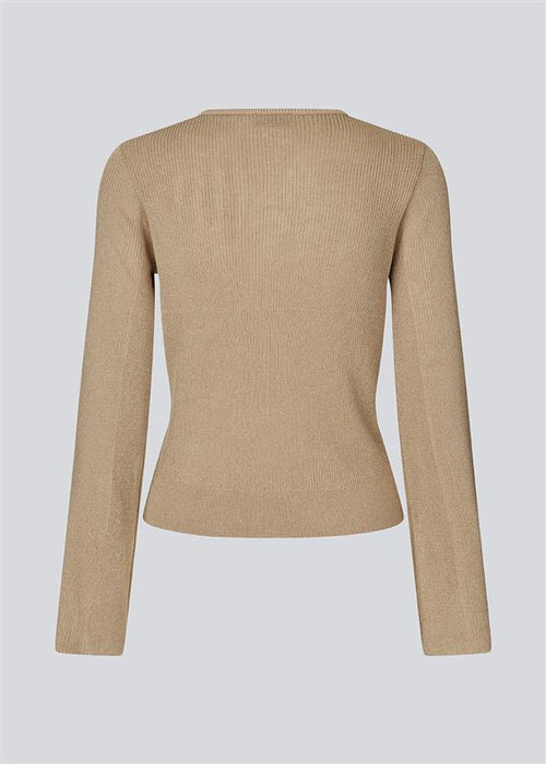 Fine knit jumper in brown in a drapy quality. TomMD o-neck has a slightly cropped length with long, flared sleeves. Ribknit on neckline and hem.