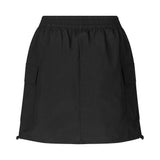 Kort nederdel i nylon med elastik i taljen og justerbar kant med løbesnor. TrentMD skirt har to påsyede lommer og vertikale skæringer på front og bag.